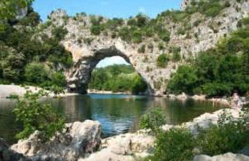 Agréable maison entre rivière et centre du village avec piscine - Photo 11