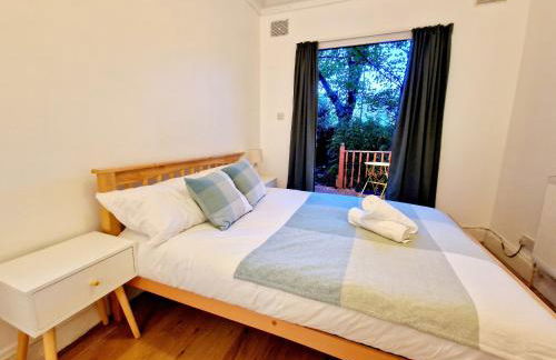 Lovely Ground Floor Home with High Ceiling and a Private Garden with Deck by Earl's Court Station - Photo 25