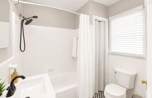 Stately 5BR Historic Retreat - CozySuites - Foto 30