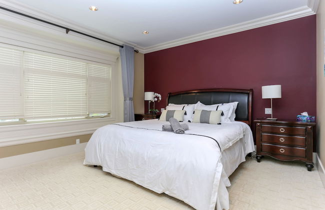 Grand 4 Bedroom Vacation House near Vancouver Downtown - Photo 5