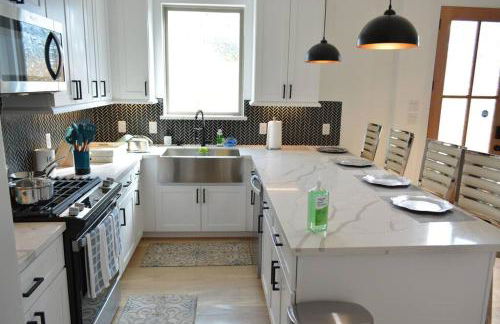 Tranquil Downtown Escape with Backyard - Photo 38