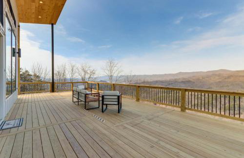 Mtn-View Hidden Falls Cabin with Hot Tub and Deck - Foto 26