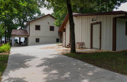 Lakefront Lodge with King Beds and Game Lounge - Foto 28