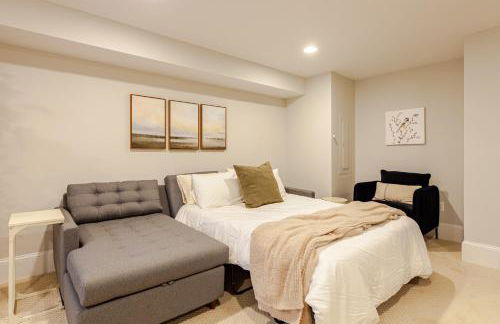 Private Garage Parking and King Bed - Walk to Metro - Foto 7