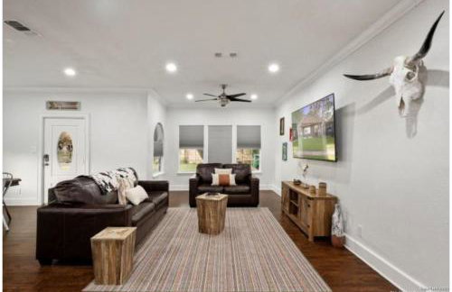 Experience Serenity in a 4BR3BA Downtown Home - Foto 7