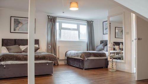 Spacious & Modern 8-Bed Home - Sleeps 13 - Parking - Foto 2