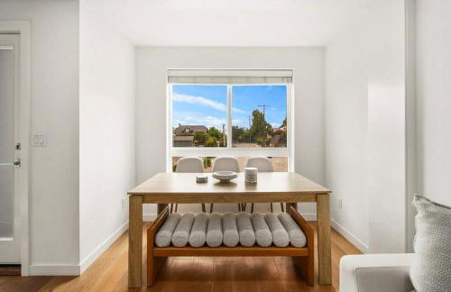 NEW! Central Ballard 3BR Townhome Fits 8 Free Parking AC Family Friendly - Foto 38