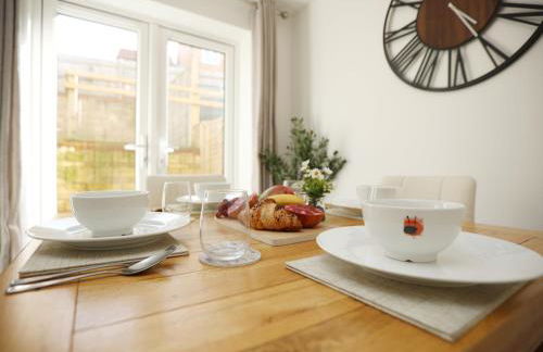 Gregor Place Modern four Bedroom House in Calne with Private Parking, perfect for teams or families staying in the area, Long stays welcome - Photo 18