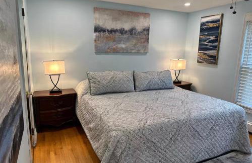 Stylish 3 BR Entire Home NearTown & Beach with Pool Table & King Bed - Foto 5