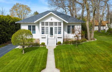 Experience comfort at Andrea Bluff Cottage, a 3-bedroom home in Harbor Springs. - Foto 1