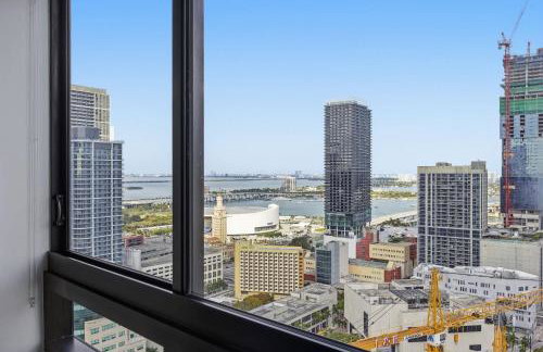 Upscale Downtown Condo Pool Gym & Skyline Views - Foto 33