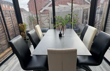 4 bedroom, Sleeps 12, Free Parking - Foto 8