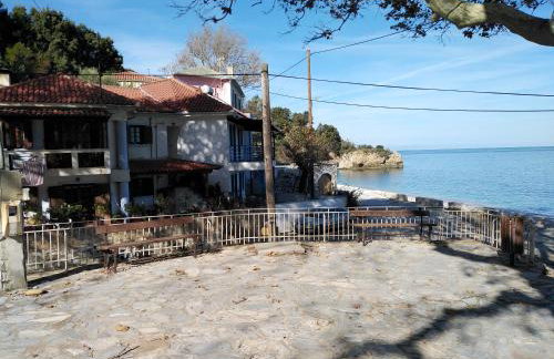 Kamari Beach guest house - Photo 5