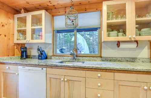 Charming Tamworth Cabin with Grill and Fireplace - Foto 8