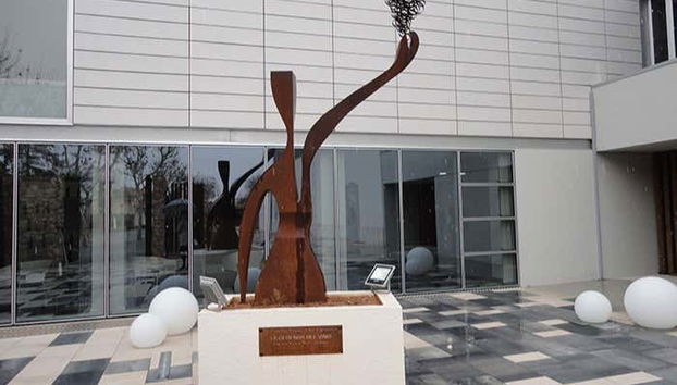 Una escultura en el interior del museo