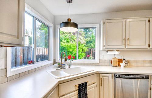 Near Shops and Cafes Beaverton Haven with Luxe Decor! - Foto 10