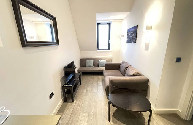 Stunning 1-bed Deluxe Apartment in Slough - Photo 10