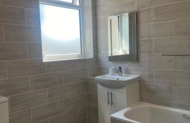 Modern 3 bedroom House with garden & private parking - Foto 10