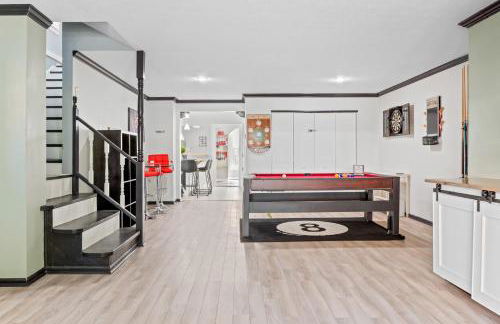 Luxe Suite with Pool Table, King Bed, 3 TVs, & Free Parking - Foto 35