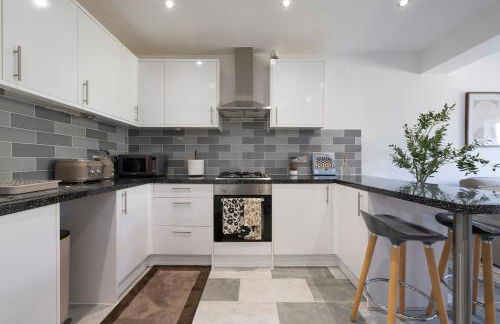 Designer 1BR I Work-From-Home Ready I Fast Wi-Fi - Foto 48