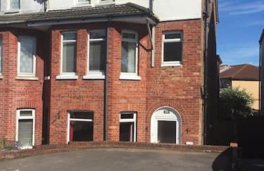 Spacious 5-Bedroom Victorian House Near Sandbanks - Sleeps 14, Parking & Garden - Foto 2