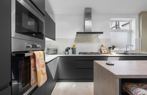 4-Bedroom Stunning Luxe, Spacious & Stylish Design House Bolton, Sleeps 11, with Parking Central Bolton, Links to Manchester, Pet-Friendly, Best For Groups! WORK CONTRACTORS SPECIAL OFFER! - by Blue Puffin Stays - Foto 19