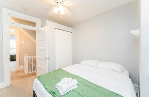 TWO town homes! 6 Bedrooms, 2 King beds, Walk to Eats - Foto 17