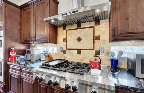 Tropical 4BR Oasis with Pool and Jacuzzi Near Strip - Photo 21