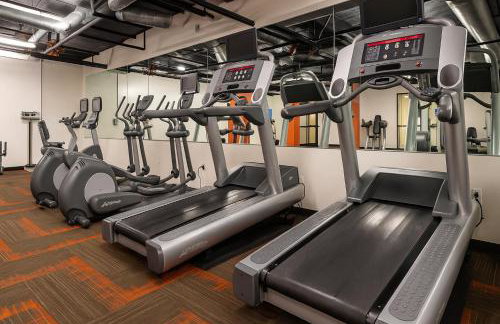 Holiday in LA- Koreatown Retreat with Free Parking, Pool and Sauna - Photo 13