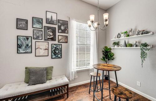 Walk to Parks and Dining Pet-Friendly Home with Yard! - Foto 6