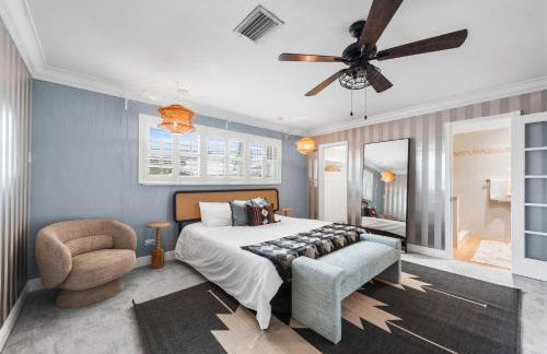 Centrally Located 4BD Oasis with Pool & Movie Patio - Foto 45