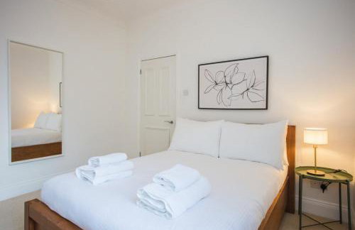 Stylish & Modern 3 Bed Flat in NW London With Garden - Foto 24
