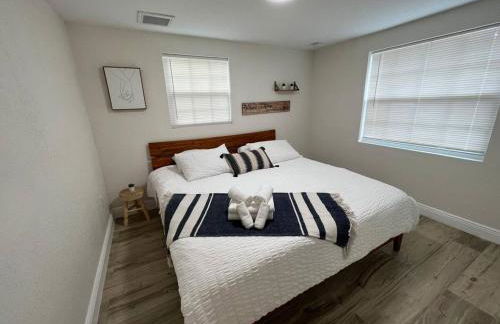 Stylish Chic King Bed Ybor DT - Foto 12