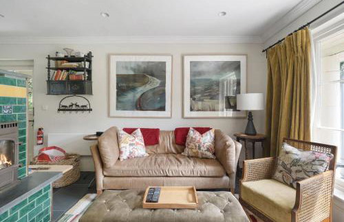 The East Wing Set in Beautiful Gardens Parking - Foto 15