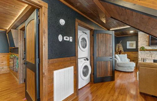 Wood Haven Cabin with a hot tub fire pit & indoor pool - Photo 16