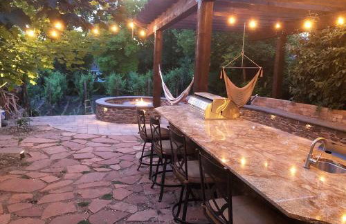 6-Bedroom Tudor in the Downtown Historic District - Foto 6