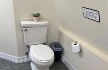 Entire 2br 2ba hilltop view home Sleeps 8 pets 4 acres Jacuzzi Central AC Kingbeds Office Free WiFi Parking Full Kitchen Refrigerator Washer Dryer Furnished Three 3 Large Sunset Dining Patios Grill Stovetop Oven Hiking Wildlife Firepit Quiet very Secluded - Foto 50