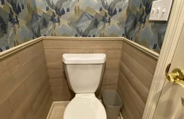 Secluded 4 bedroom with hot tub minutes from campus - Foto 24