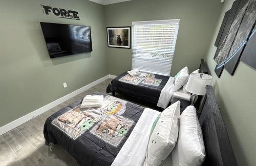 BRAND NEW! Lakefront 9BR Pool Hot Tub Outdoor Kitchen BBQ Theater 2 miles Disney - Foto 32