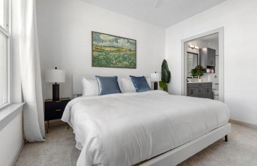 Elevated Contemporary 2BR 2BA with Balcony - Foto 25