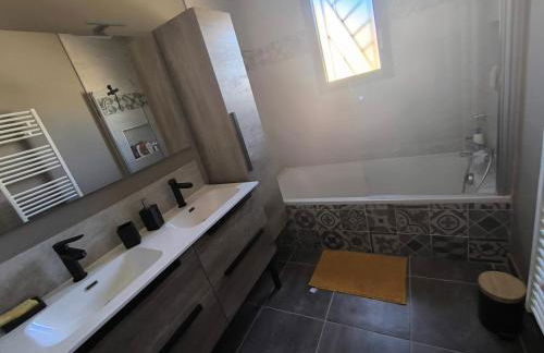 villa récente climatisée avec piscine privée - Photo 9