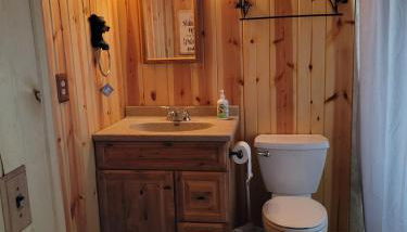 Cozy 2 Bedroom Cabin - Photo 5