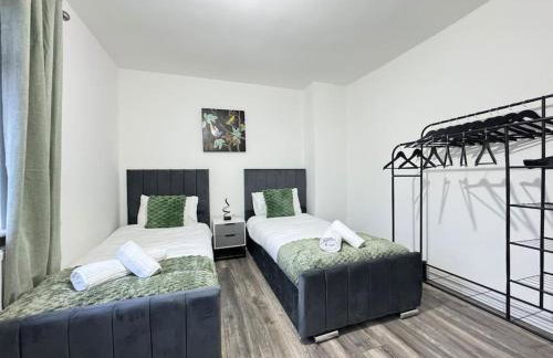 Modern 3 Bedroom Home - Free Driveway Parking - 6 Guests - Upstairs Bathroom and Downstairs WC - Foto 6