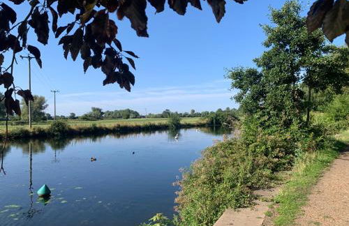 Comfy, king bed families & Contractors welcome - Foto 23