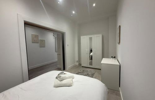 Stylish 3 bed spacious flat - Foto 24