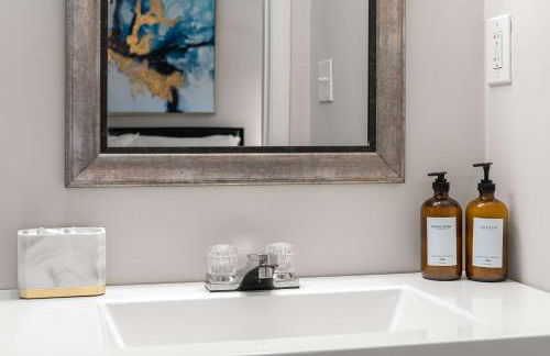 Cozy 4BR Home Pet Friendly Large Yard & Patio - Foto 46