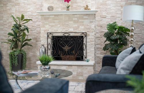 Wood Circle House - Dog Friendly with Fenced in Backyard - Foto 59