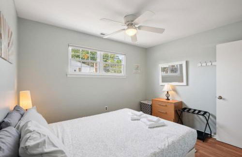 Cozy 2BR Condo - Beachside Bliss with Yard Space condo - Foto 14