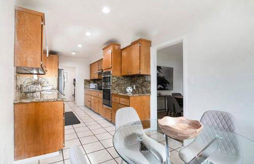 Updated 3-Bedroom LA Home with Backyard, BBQ & Family-Friendly Amenities - Photo 8