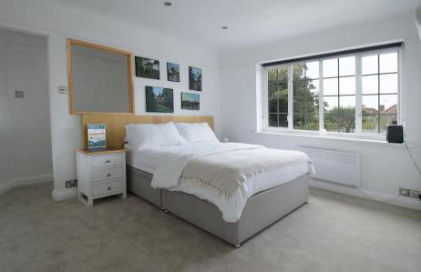 One-Bedroom flat in Cheam Village - Photo 1